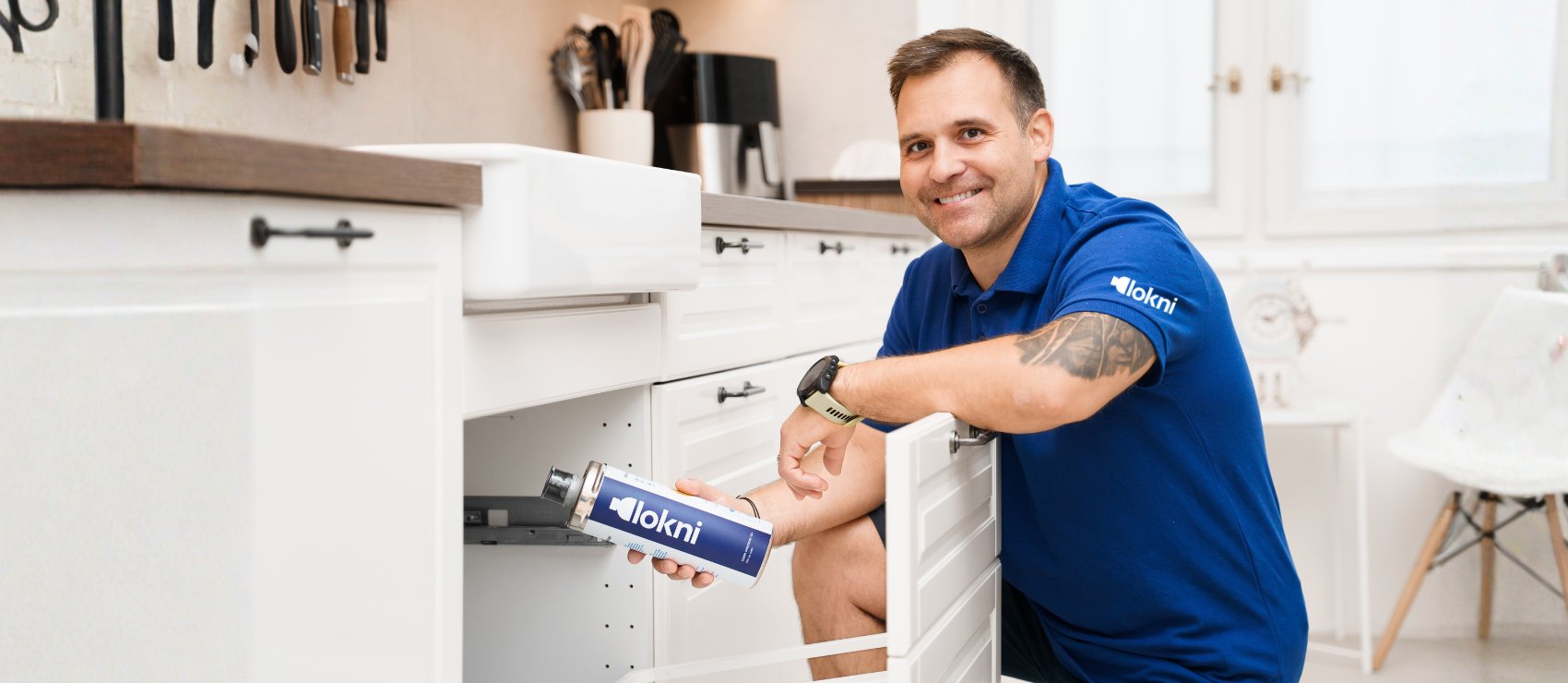 Technik LOKNI instaluje filtrační sestavu pod dřez