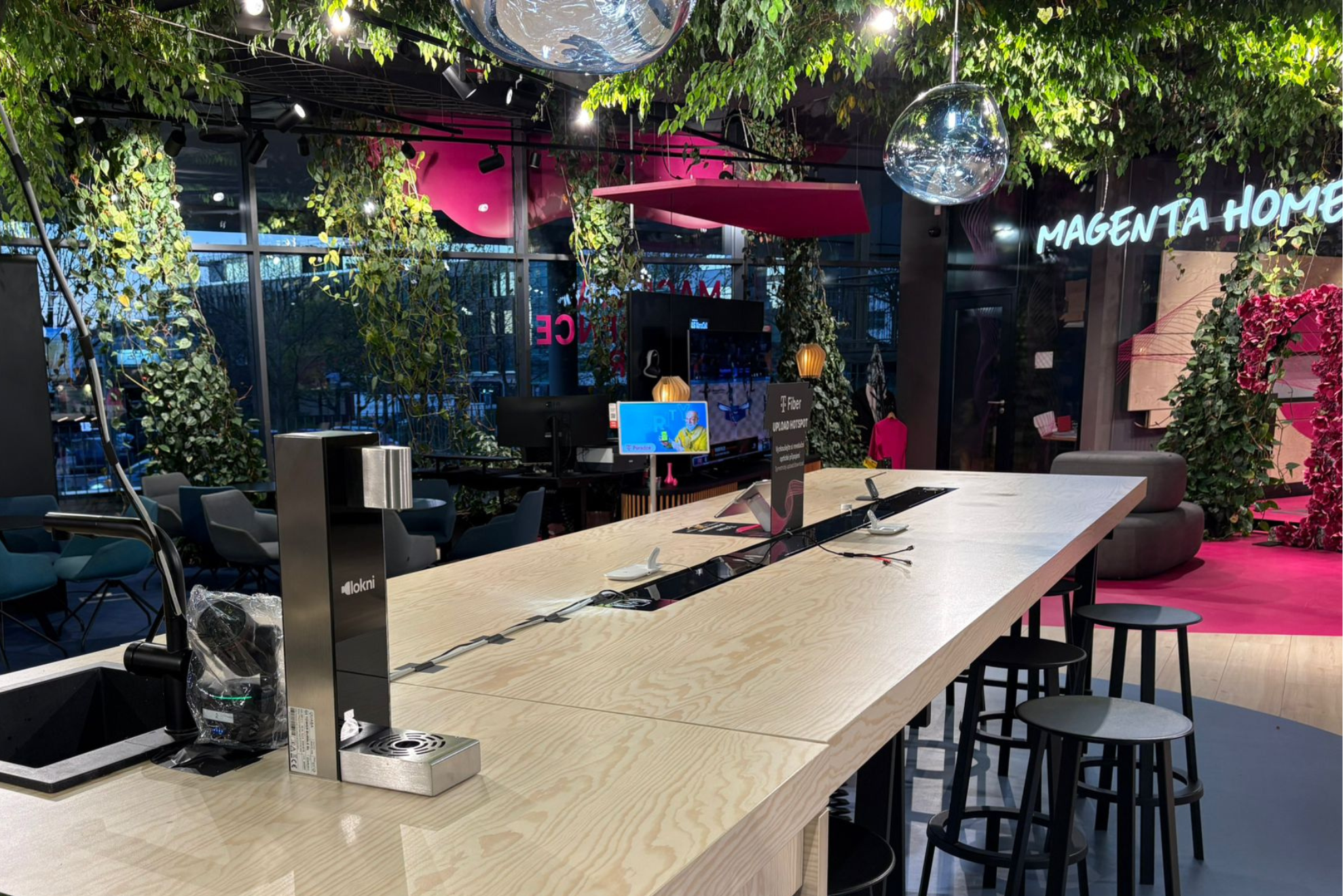 SIGNATURE TOWER v Magenta Experience Center T-Mobile