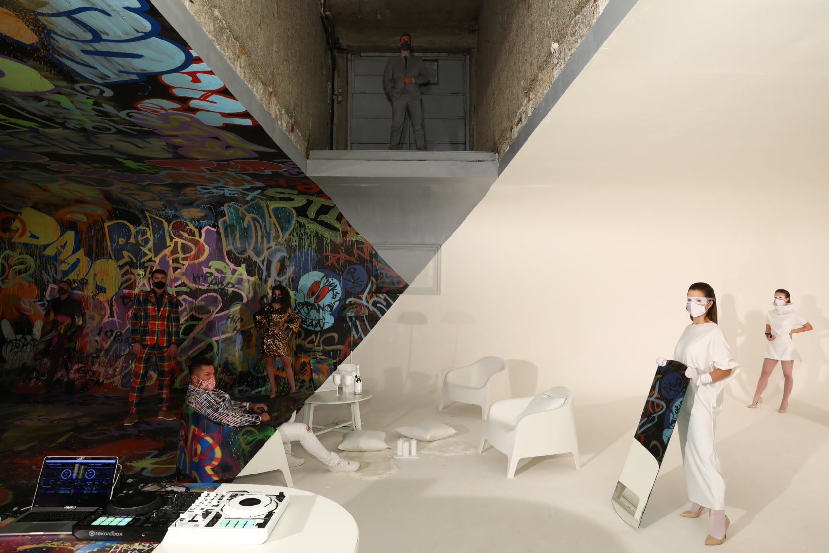 Minimálne sa snúbi s maximálnym: Nechýbal pri tom ani Ego! Motorola pripravila unikátnu umeleckú inštaláciu v bratislavskom JUMPCAT Studio.