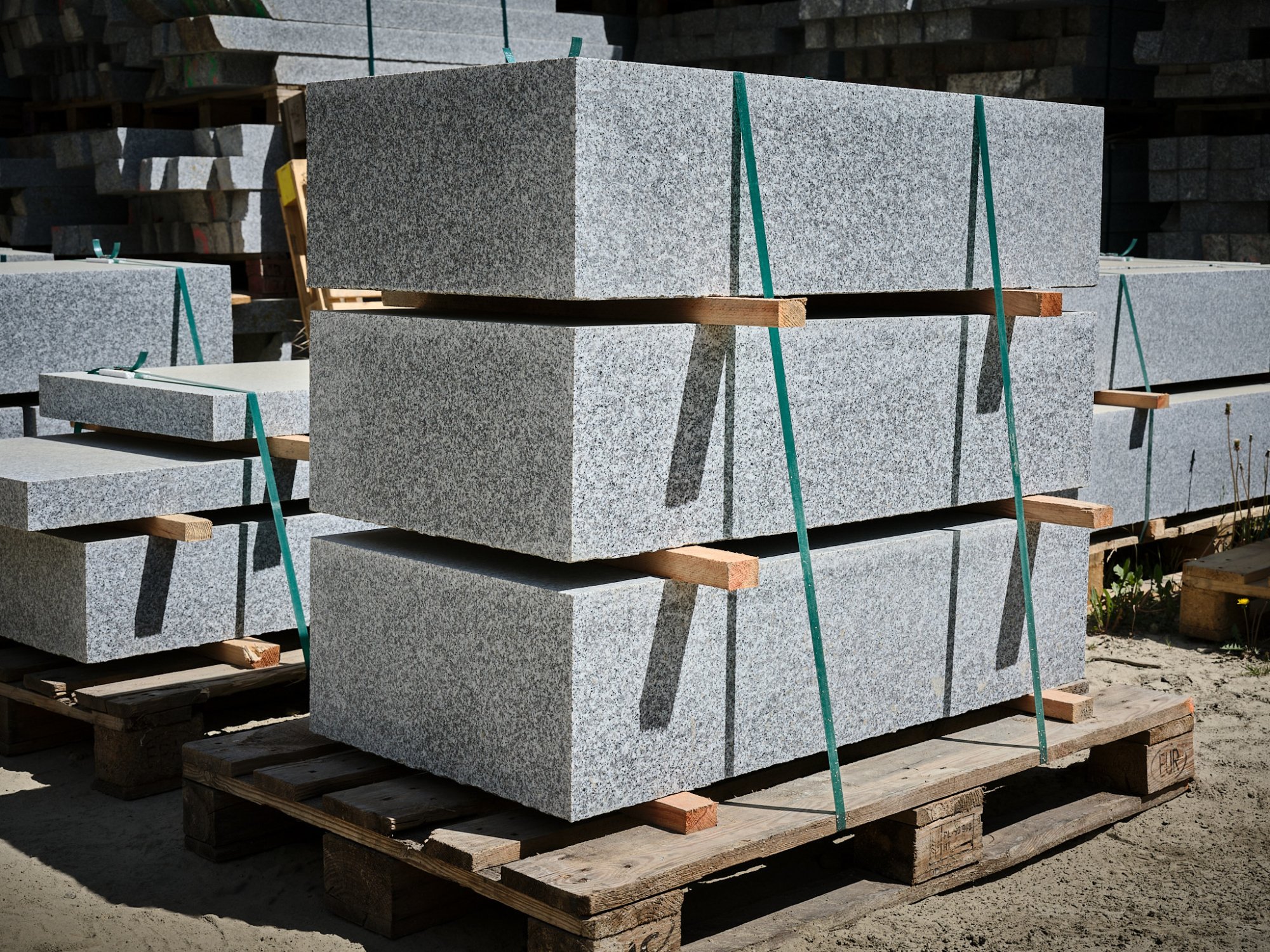 Žulové bloky pro architektonickou stavbu