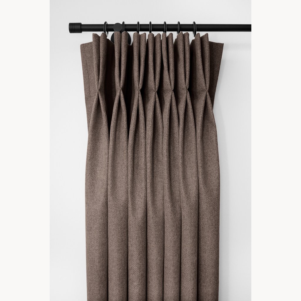 ZAOKV - Londee - Zatemňovací závěs s šitými otevřenými sklady - detail šitých skladů - blackout - 100% zastínění - hnědý 1036