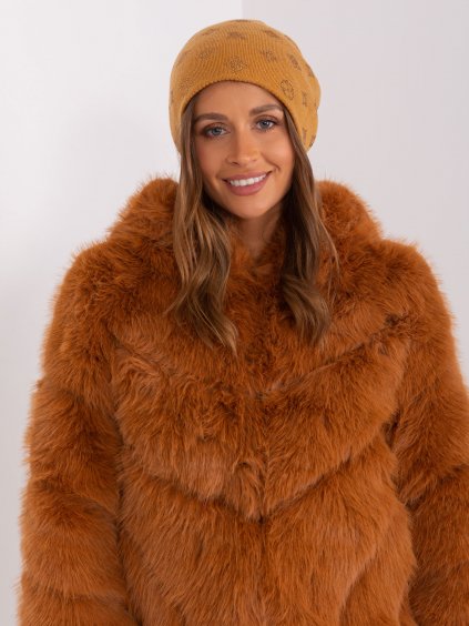 Tmavě žlutá zimní čepice s kamínky