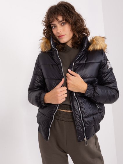 Černá prošívaná kratší zimní bunda s nášivkou