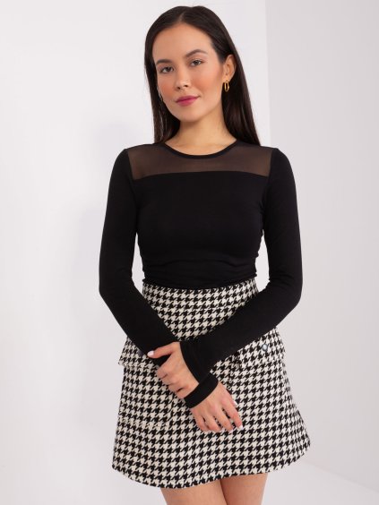 Černá halenka s průsvitnou vsadkou