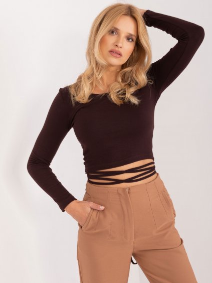 TMAVĚ HNĚDÝ CROP TOP S DLOUHÝM RUKÁVEM A OZDOBNÝMI ŠŇŮRKAMI