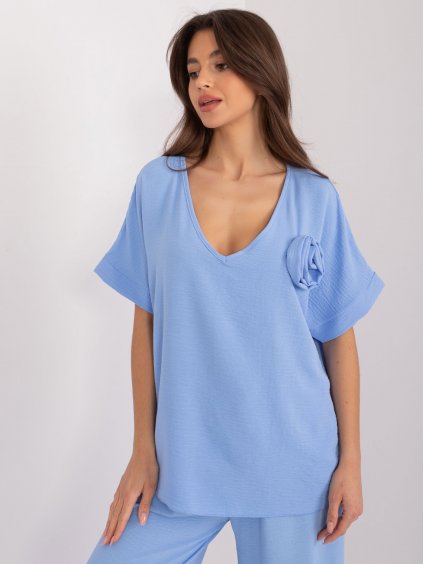 SVĚTLE MODRÁ ELEGANTNÍ OVERSIZE HALENKA S KVĚTINOUDHJ-BZ-8368.39X-LIGHT BLUE