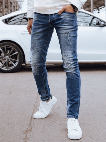 Modré džíny s módními oděrkami