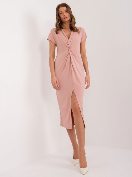 Pudrové vypasované šaty s rozparkem