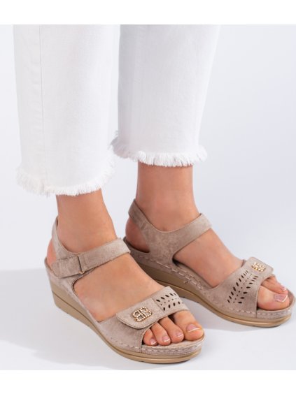 Béžové semišové sandály na klínku