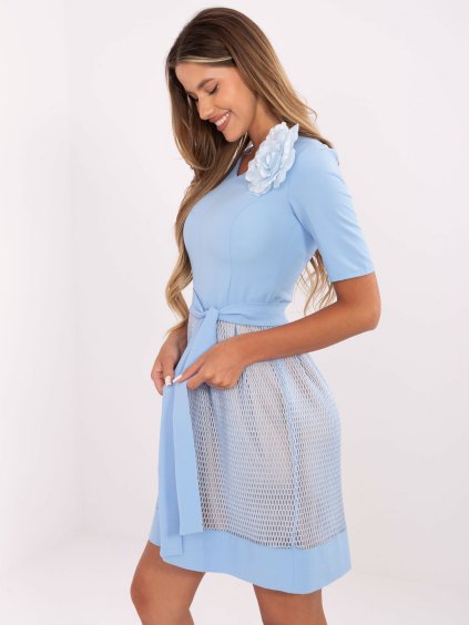 Světle modré koktejlové šaty s páskem a květinovou ozdobou