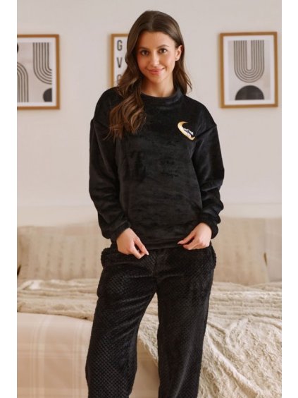 Černé zateplené dámské pyžamo s výšivkou měsíce