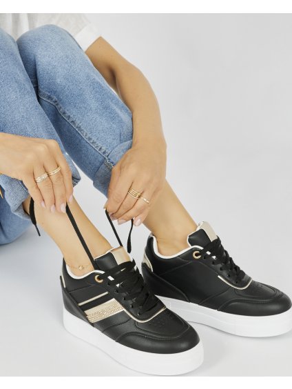 Černé tenisky se skrytým klínem