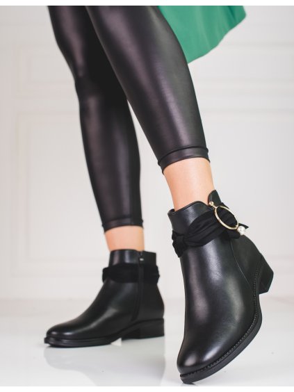 Černé kotníkové boty na plochém podpatku