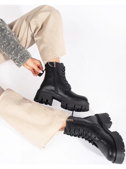 Kožené černé kotníkové boty na hrubé podrážce (Velikost 36)