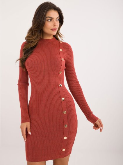 Tmavě oranžové pletené šaty se stojáčkem a ozdobnými cvočky