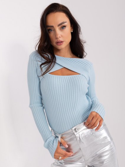 Světle modrý dámský žebrovaný svetr s prostřihem