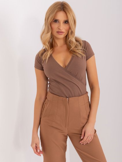 Hnědé tričko s výstřihem