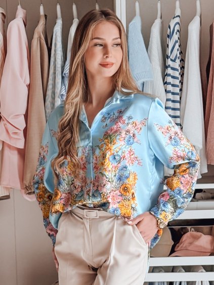 Světle modrá halenka s květinovým vzorem BLOSSIVA