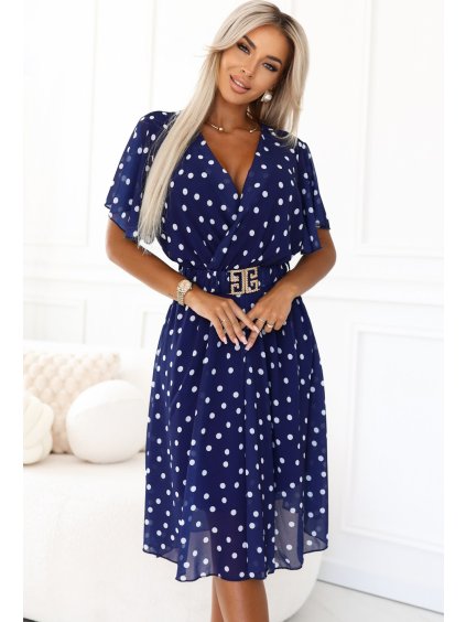 Tmavě modré šaty s bílými puntíky a ozdobným páskem