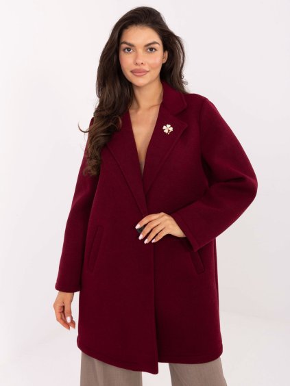 Vínový dámský krátký kabát s broží