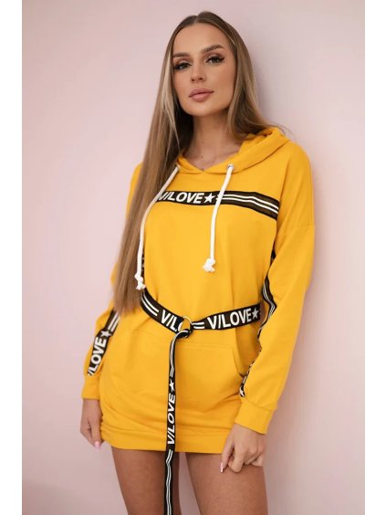 Hořčicové mikinové šaty s páskem a kapucí