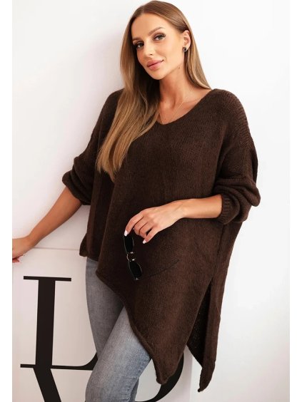 Asymetrický dámský tmavě hnědý plus size svetr s výstřihem do V
