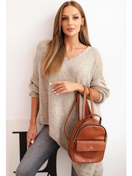 Asymetrický dámský béžový plus size svetr s výstřihem do V