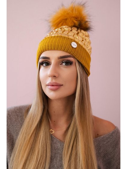 Hořčicovo-zlatá dámská zimní čepice s prošíváním a bambulí