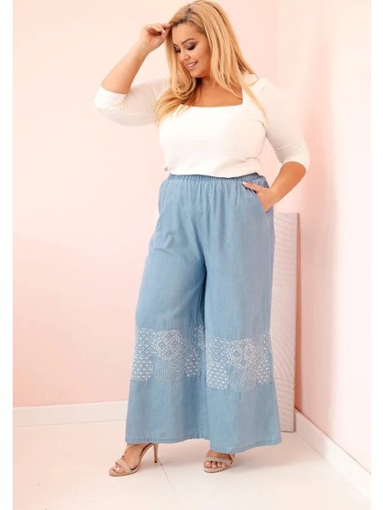 Světle modré dámské plus size kalhoty se širokými nohavicemi a výšivkou