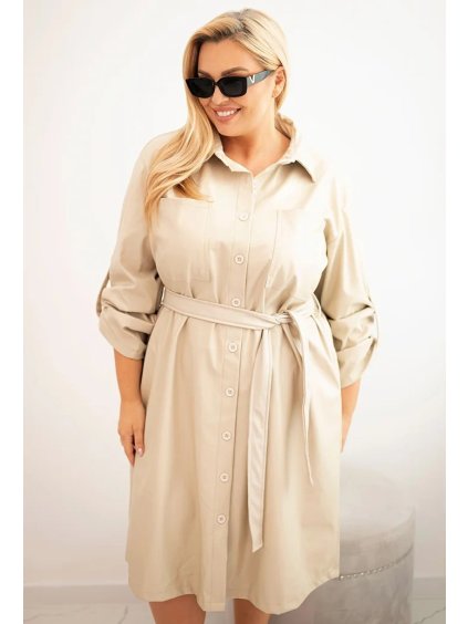 Smetanové koženkové Plus Size šaty s páskem a límečkem