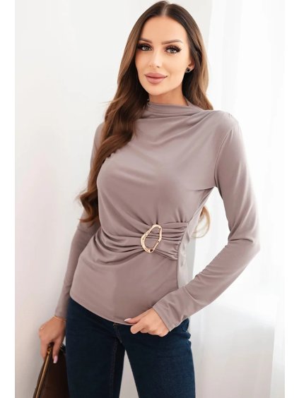 Taupe elegantní halenka s řasením a dekorativní sponou