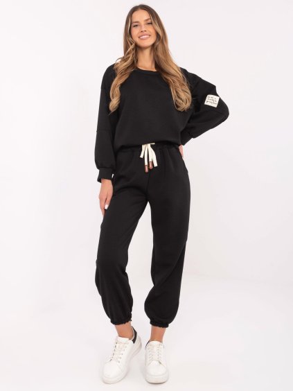 Černá tepláková souprava s ozdobnou nášivkou