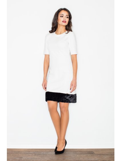 Dámské šaty ve smetanové barvě