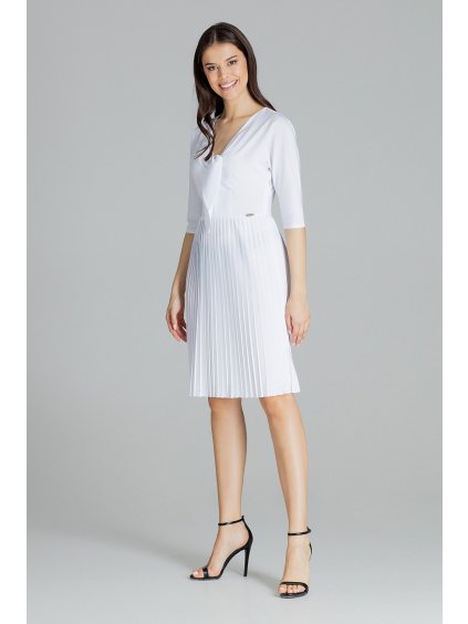 Jarní šaty s výstřihem