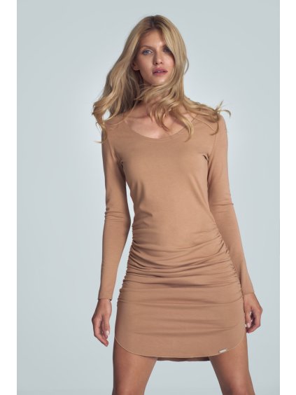 Béžové šaty s rozparkem