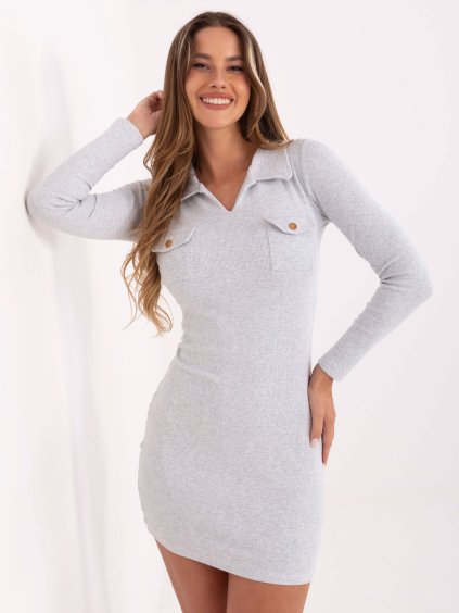 Světle šedé přiléhavé žebrované mini šaty s výstřihem