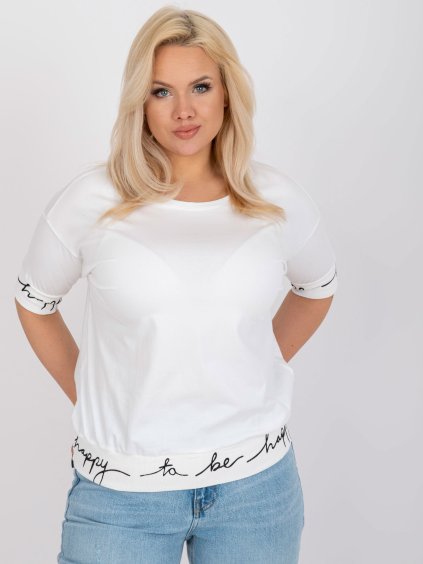 Smetanová halenka s nápisem na lemu