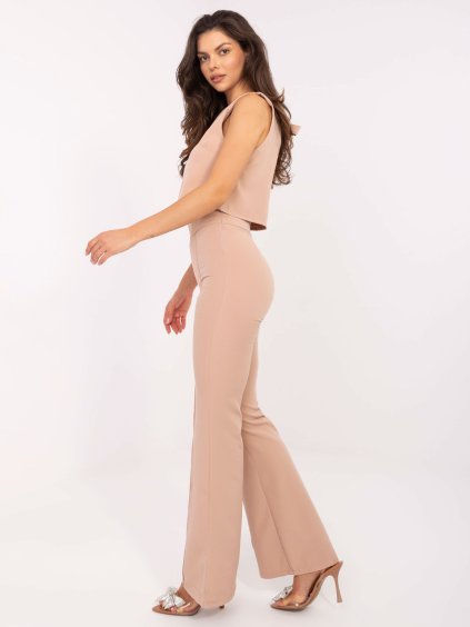 Pudrový elegantní komplet kalhot a topu