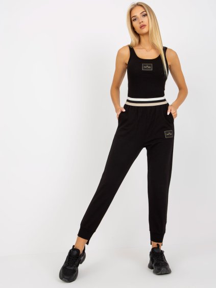 Černé pohodlné tepláky