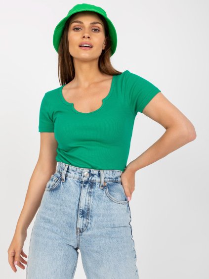 Zelené tričko s hlubokým výstřihem