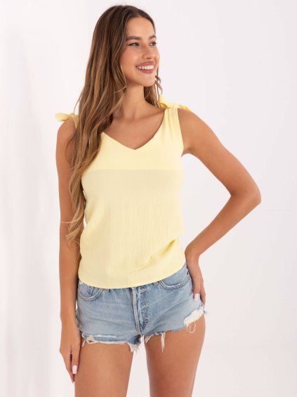 Světle žlutý top s výstřihem