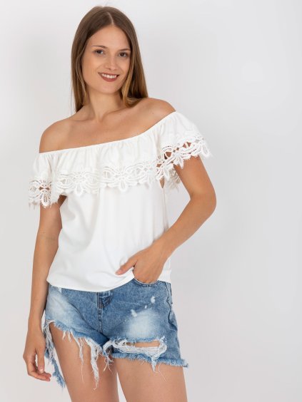 Bílá halenka se spadlými rameny