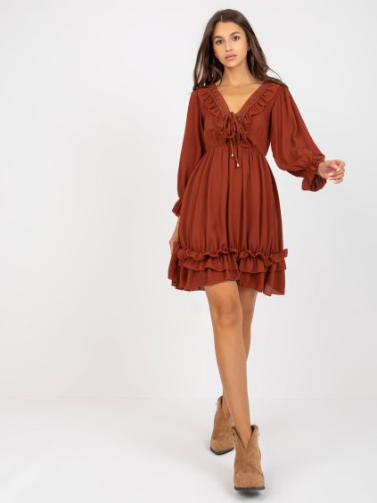 Hnědé minišaty s volánem v boho stylu