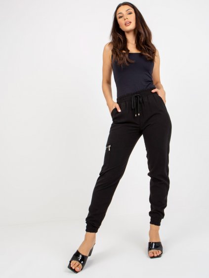 Černé kalhoty s kapsami