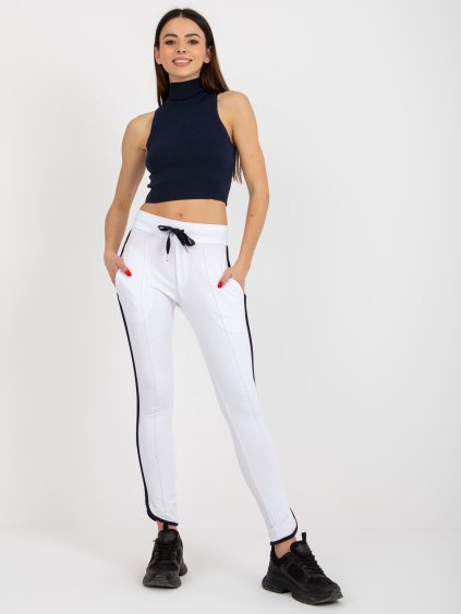 Bílé tepláky s pruhy na bocích