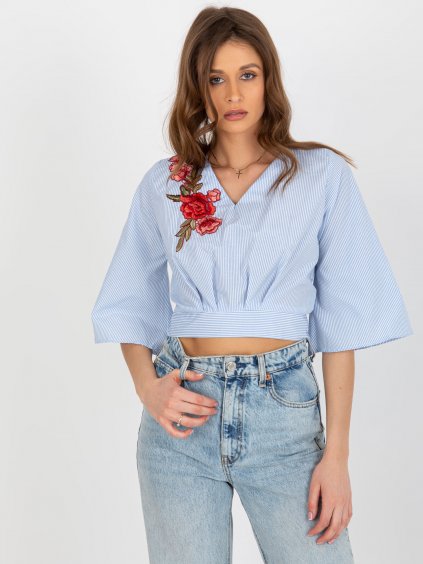 Světle modrá pruhovaná halenka s 3/4 rukávem a zadním vázáním