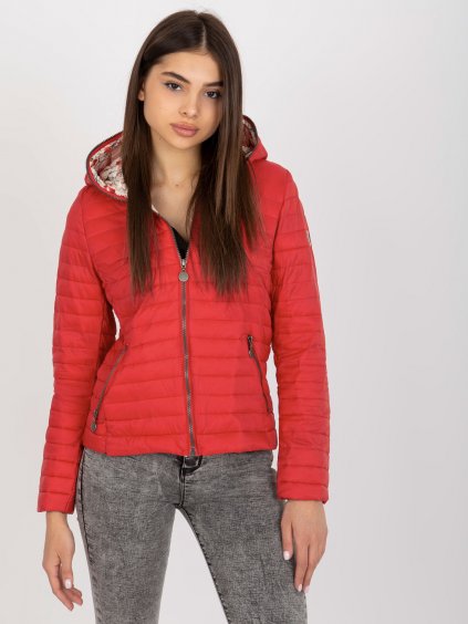 Červená prošívaná bunda s kapucí