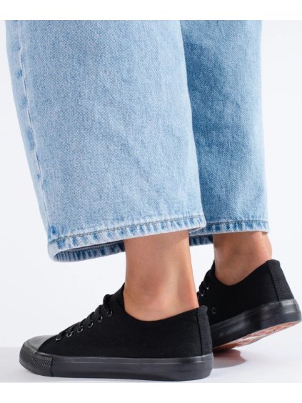 KLASICKÉ ČERNÉ TENISKY