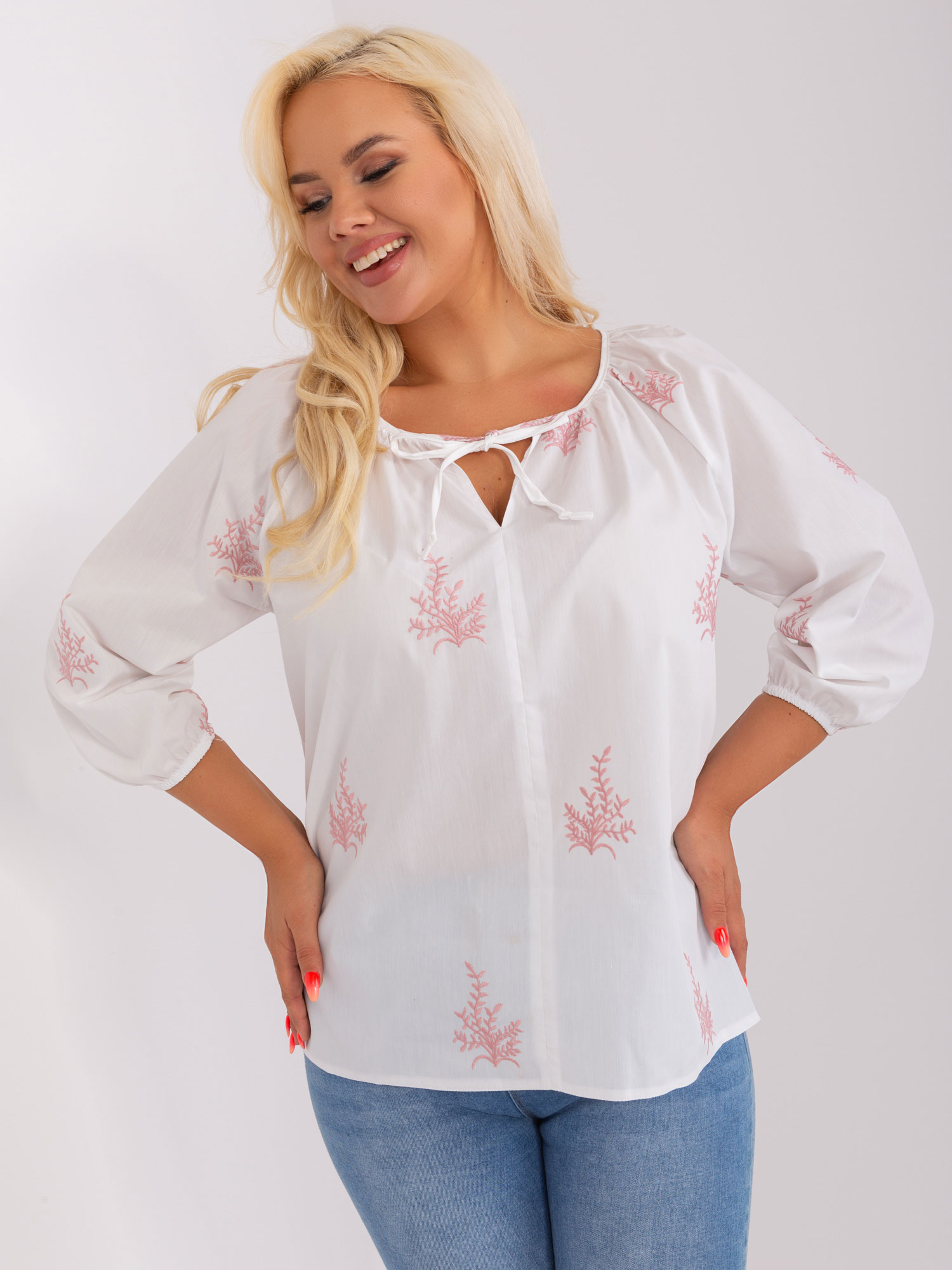 BÍLÁ BAVLNĚNÁ HALENKA S RŮŽOVOU VÝŠIVKOU LK-BZ-509324-1.81P-WHITE-PINK Velikost: M/L