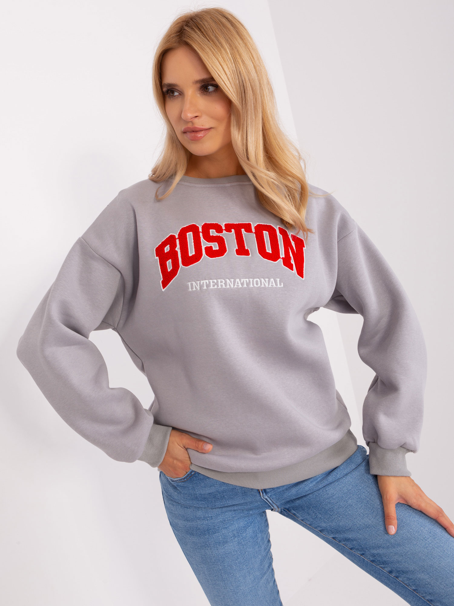 ŠEDÁ MIKINA S NÁPISEM BOSTON EM-BL-617-8.10-GREY Velikost: ONE SIZE